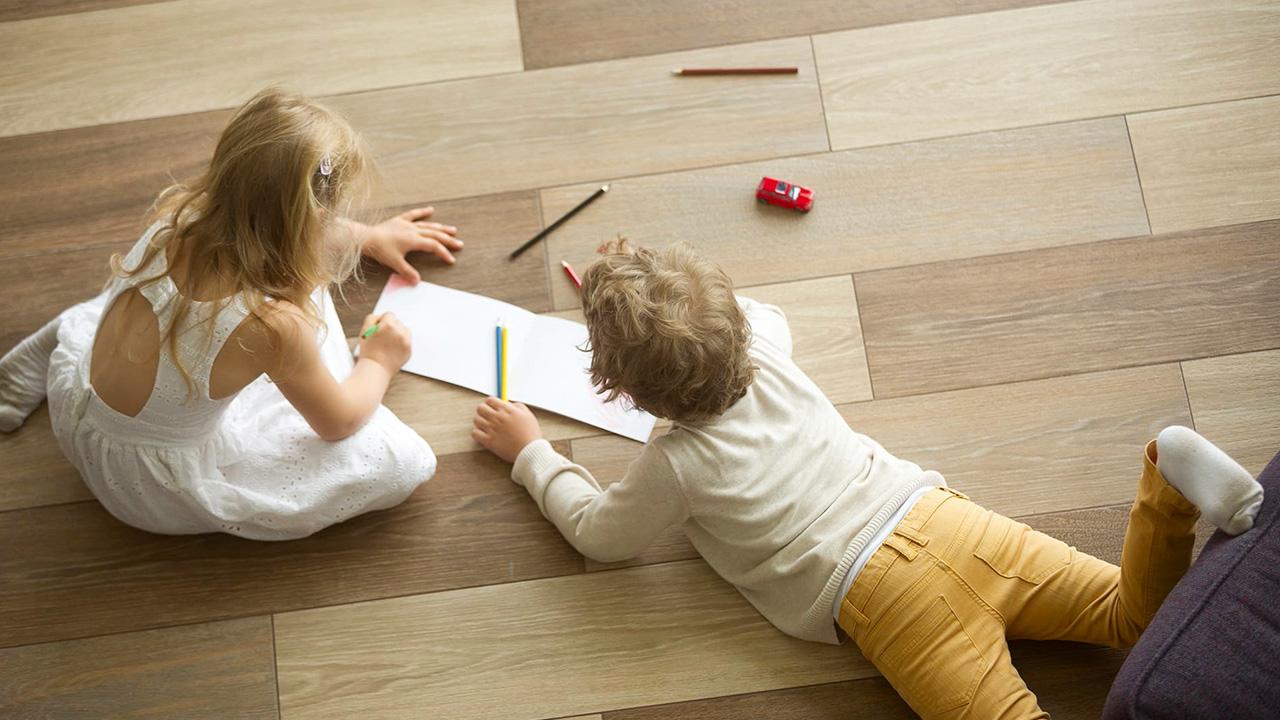Sàn gỗ tốt với người già và trẻ nhỏ