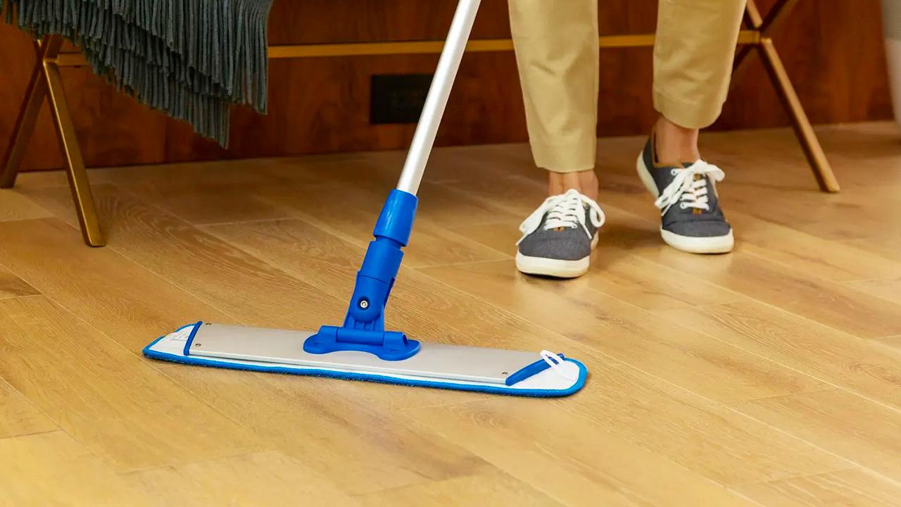 Vệ sinh sàn gỗ định kỳ