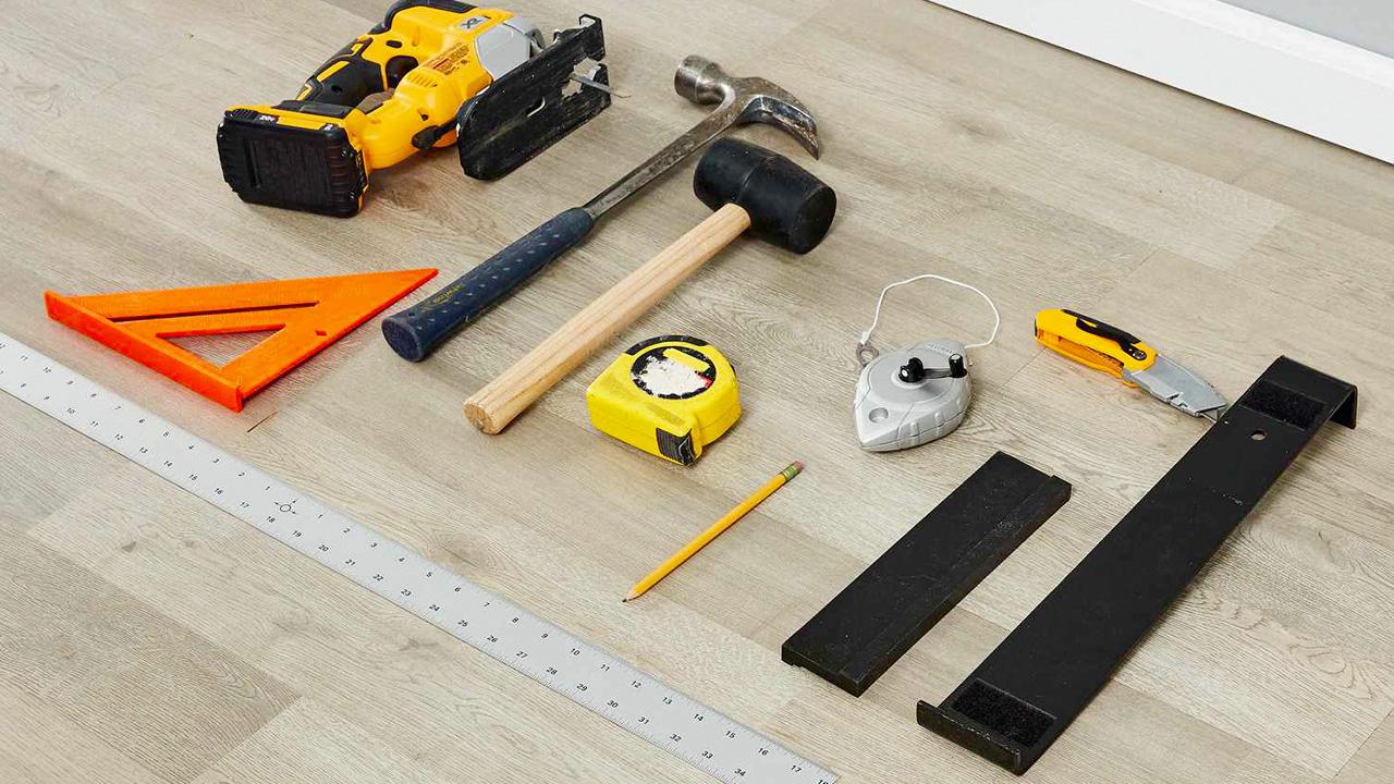 Chuẩn bị dụng cụ thi công sàn gỗ